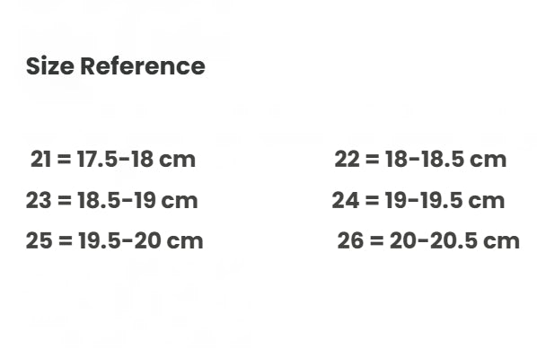  Size reference chart for men's microfiber golf gloves, showing measurements in centimeters for sizes 21 to 26 to help customers find the perfect fit.