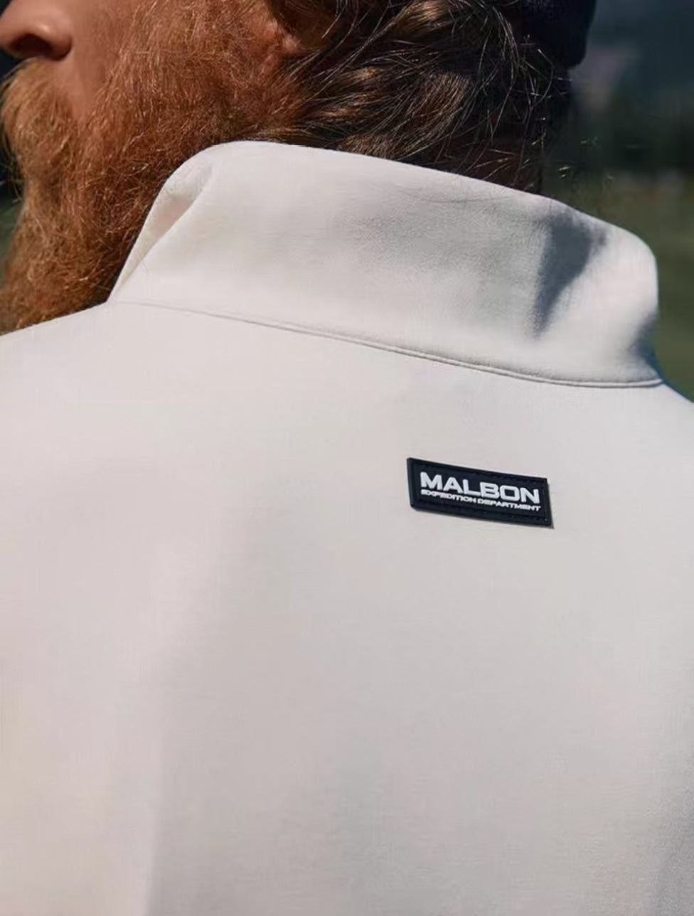 Malbon Contrast Quarter Zip Pullover 화이트 골프 의류 모델 착용